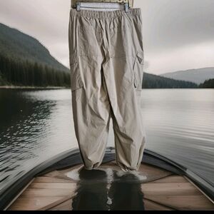 Universal Thread Women’s Tan Cargo Straight Leg /Parachute Pants Medium NWOT
